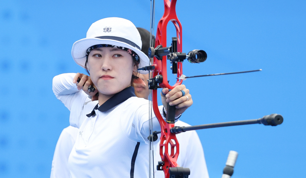 4일 중국 항저우 푸양 인후 스포츠센터에서 열린 19회 항저우 아시안게임 양궁 컴파운드 혼성전 결승 한국 주재훈-소채원과 인도 오야스 프라빈 데오탈레-조티 수레카 벤남의 경기. 한국 소채원이 활시위를 당기고 있다. [연합]