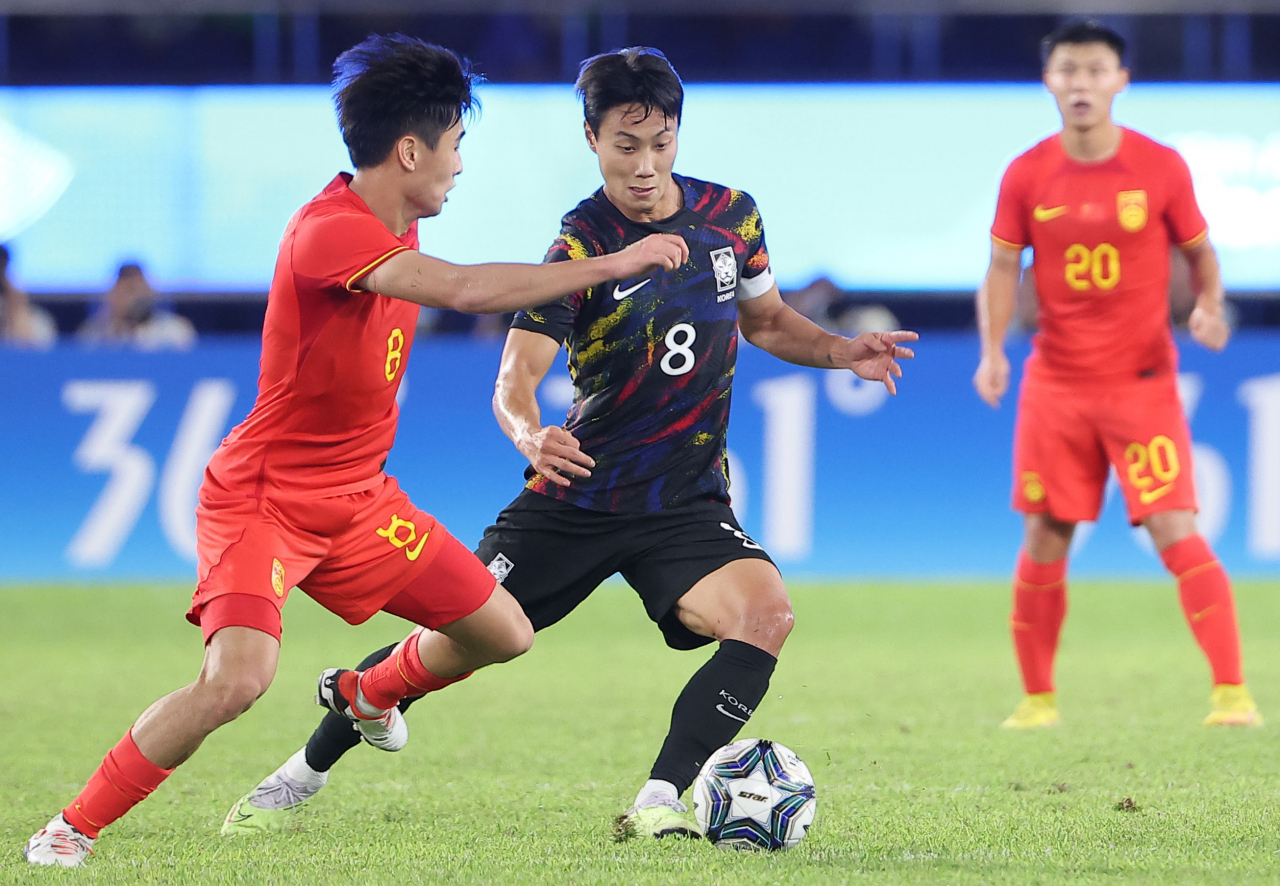 1일 중국 항저우 황룽스포츠센터 스타디움에서 열린 ‘2022 항저우 아시안게임’ 남자축구 8강전 한국과 중국의 경기에서 백승호가 수비를 하고 있다. [연합]
