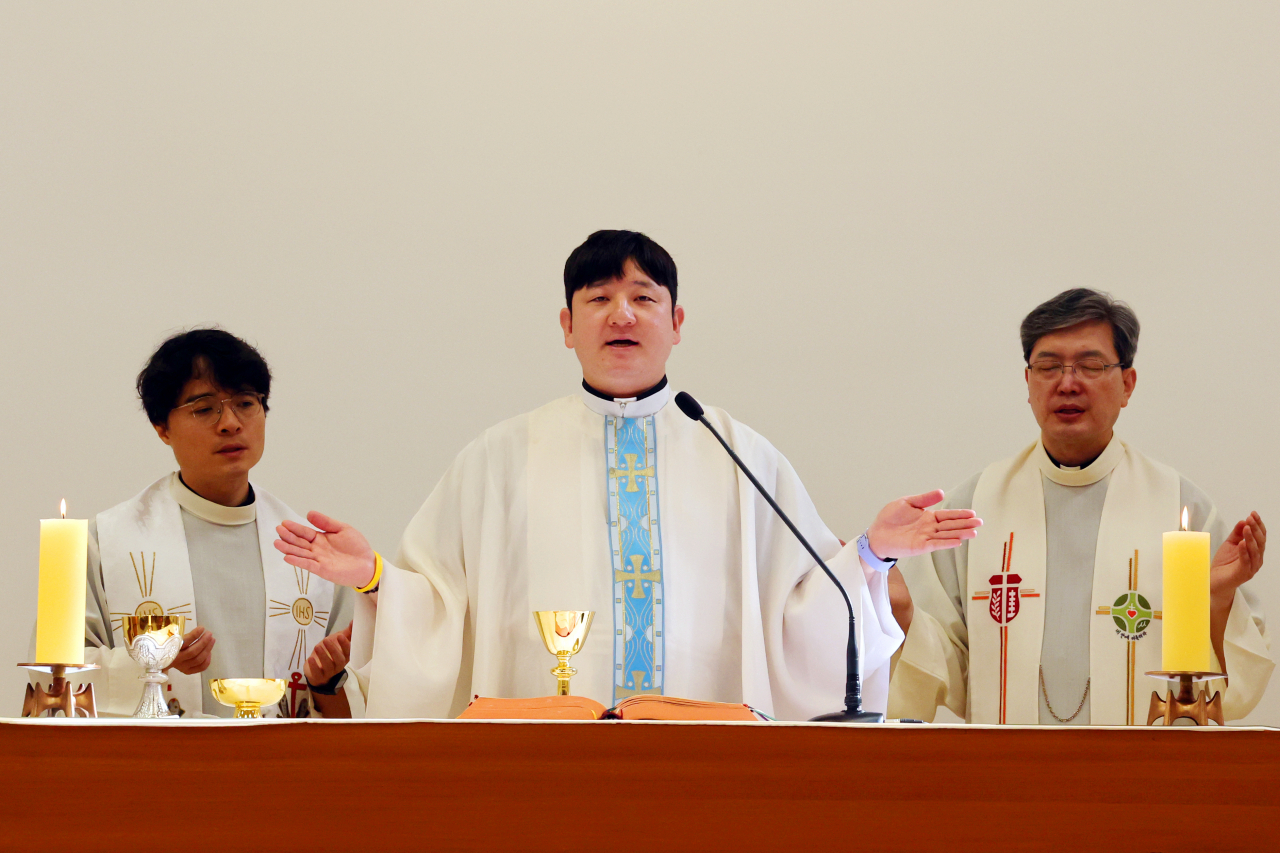 4일 오전 광주 서구 천주교광주대교구청에서 마가렛 피사렉 간호사의 추모 미사가 박혁진 신부의 집전으로 열리고 있다.[연합]