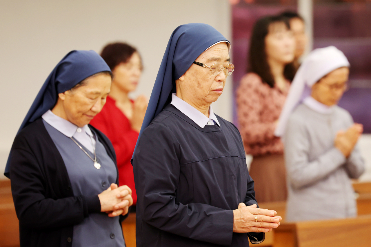 4일 오전 광주 서구 천주교광주대교구청에서 마가렛 피사렉 간호사의 추모 미사가 박혁진 신부의 집전으로 열리고 있다.[연합]