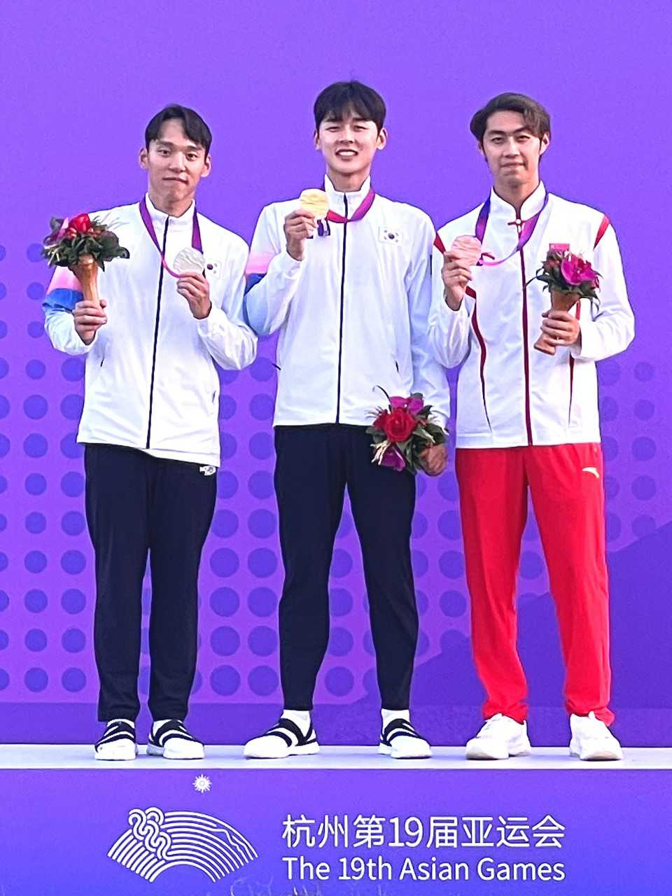 항저우 아시아경기대회 근대5종 개인전 시상식 왼쪽부터 이지훈(은), 전웅태(금), 리 슈환(동 중국)