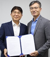 세븐모빌리티 송영봉 대표(오른쪽), 디그니티인베스트먼트 김용집 대표가 코넥스 상장 관련 자문계약을 하고 있다. [회사 제공]