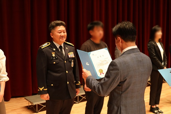 여수해경 백태종 기획운영과장이 4일 정기명 여수시장으로부터 표창장을 받고 있다. [해경 제공]