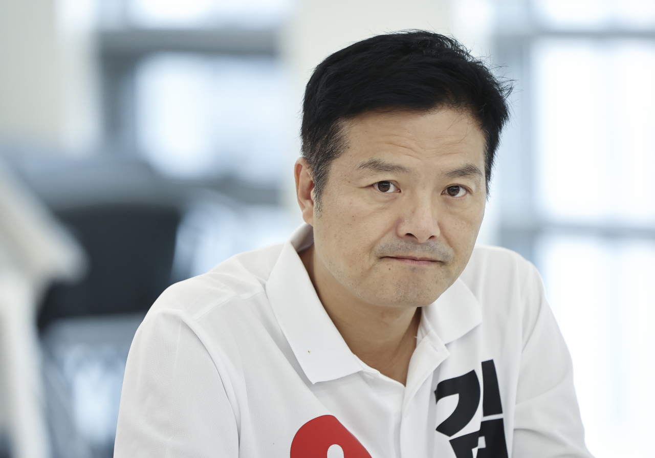 김태우 국민의힘 강서구청장 보궐선거 후보가 4일 서울 강서구에서 열린 전국학교운영위원회연합회 간담회에서 참석자의 발언을 듣고 있다. [연합]