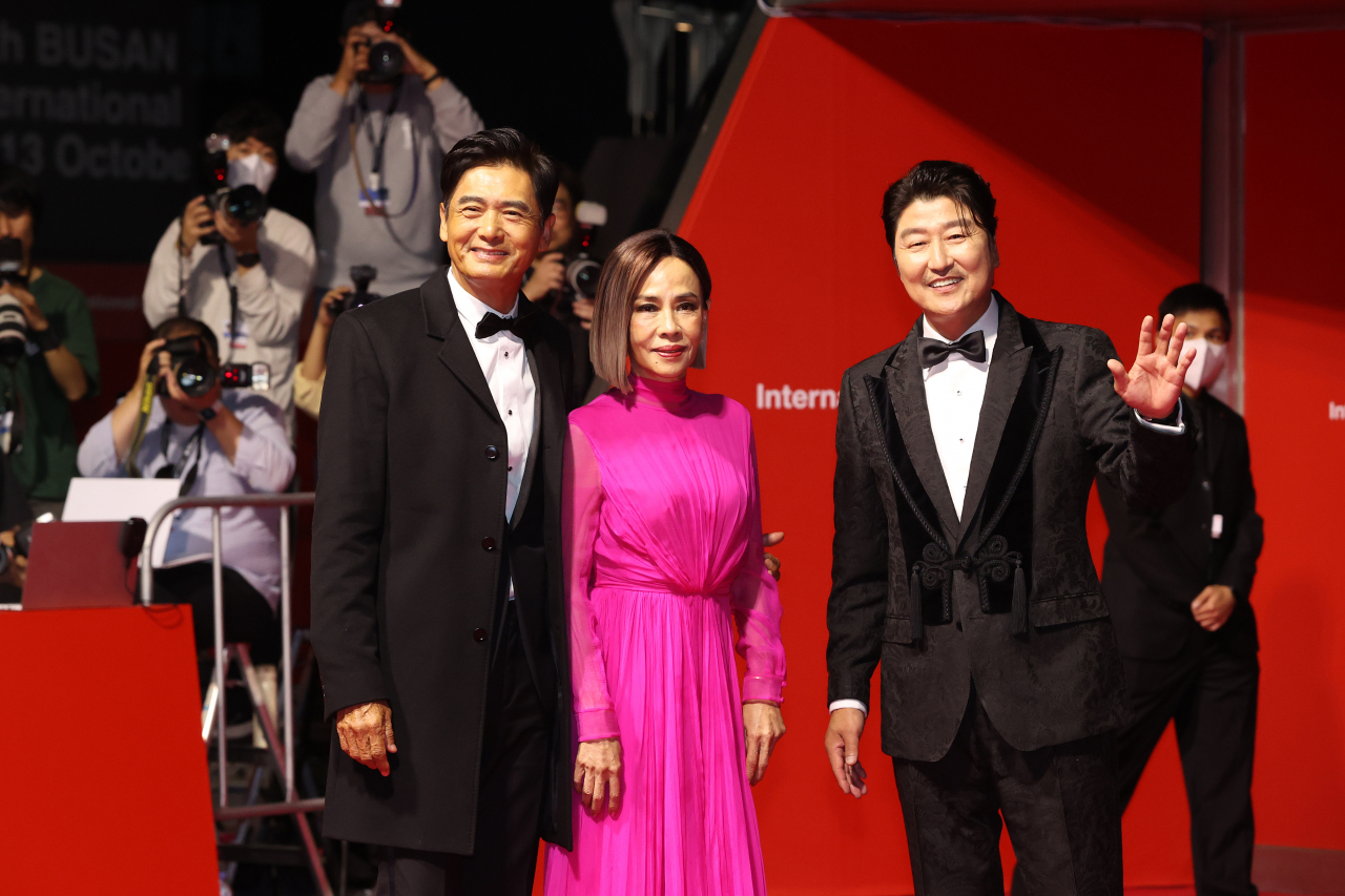 4일 부산 해운대 영화의전당 야외극장에서 열린 부산국제영화제(BIFF) 개막식에서 올해 아시아영화인상을 받은 배우 주윤발(사진 왼쪽)이 영화제 호스트 배우 송강호(사진 오른쪽)와 함께 포즈를 취하고 있다. [연합]
