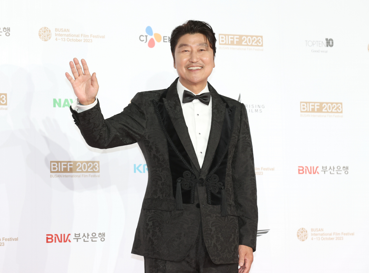 올해 부산국제영화제의 호스트인 배우 송강호가 4일 개막식에 앞서 포즈를 취하고 있다.[연합]