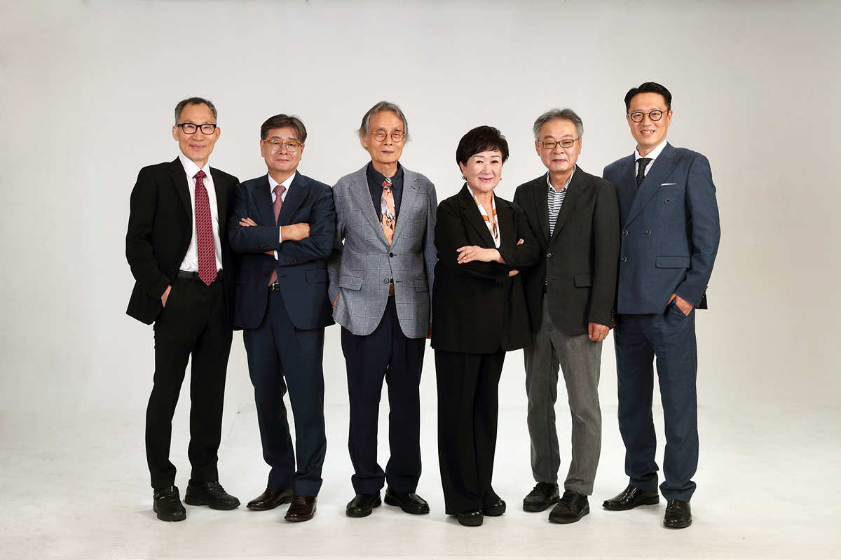 제43회 대구광역시 문화상 수상자들. 김기진 명예교수(사진 왼쪽부터) , 윤덕우 편집국장, 변유복 명예교수, 강정선 부회장, 윤희윤 명예교수, 김웅 교수.[대구시 제공]