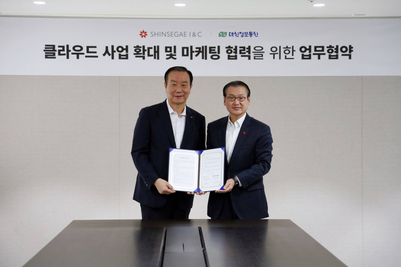 형태준(오른쪽) 신세계아이앤씨 대표와 최현택 대신정보통신 대표가 클라우드 사업 확대를 위한 업무협약을 맺고 기념촬영을 하고 있다. [신세계아이앤씨 제공]