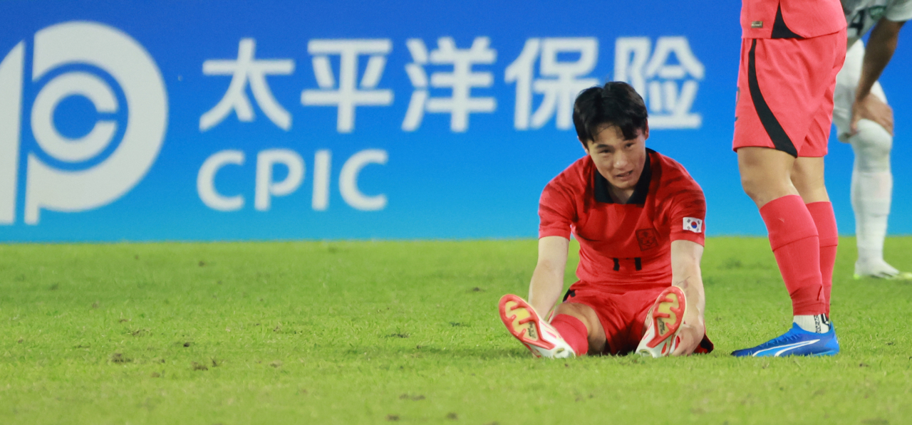4일 중국 항저우 황룽 스포츠센터 스타디움에서 열린 2022 항저우 아시안게임 남자축구 4강전 대한민국과 우즈베키스탄의 경기. 대표팀 엄원상이 우즈베키스탄 수비의 파울로 부상을 입은 뒤 고통을 호소하며 그라운드에 앉아 있다. [연합]