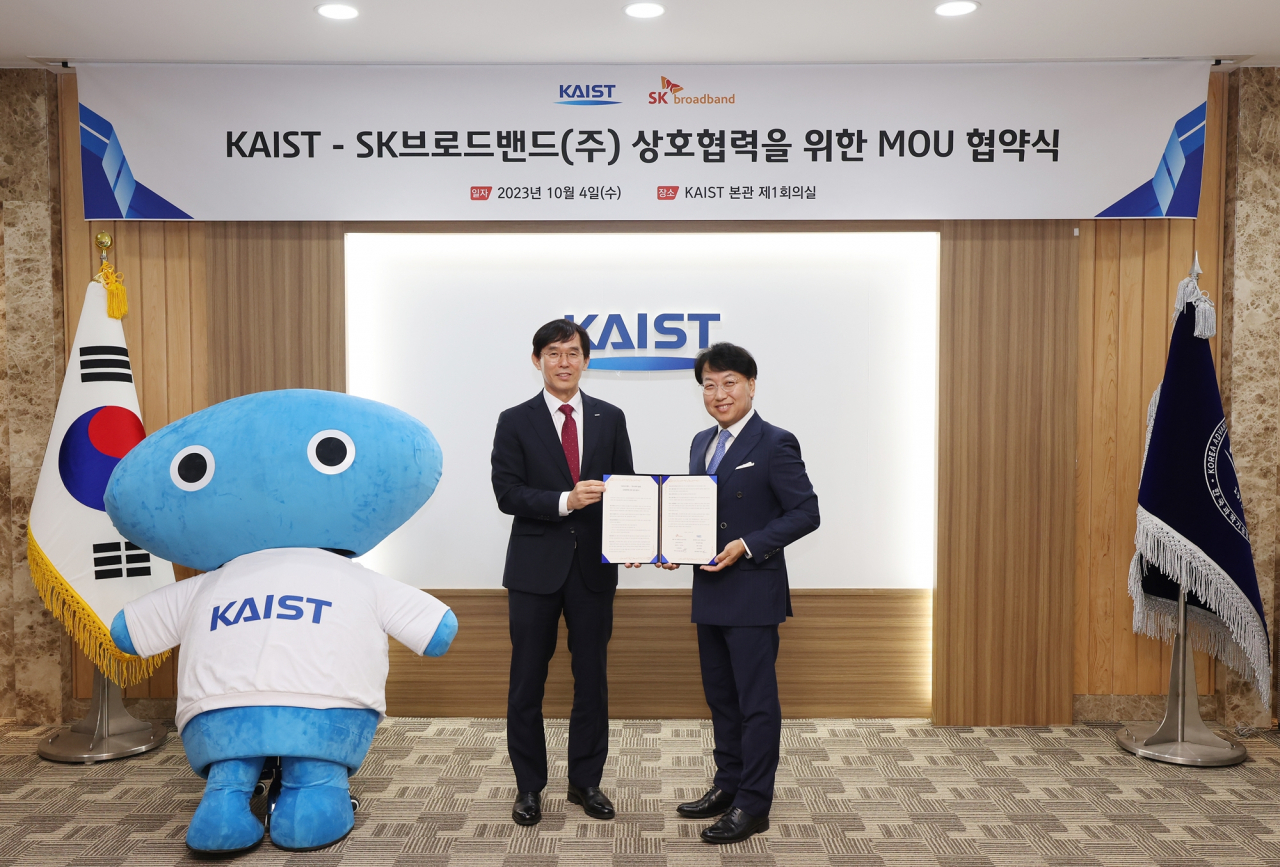 이균민(왼쪽) KAIST 대외부총장과 김혁 SK브로드밴드 미디어CO 담당이 4일 대전 KAIST 본원에서 키즈 과학 애니메이션 제작을 위한 업무협약을 맺었다. [SK브로드밴드 제공]