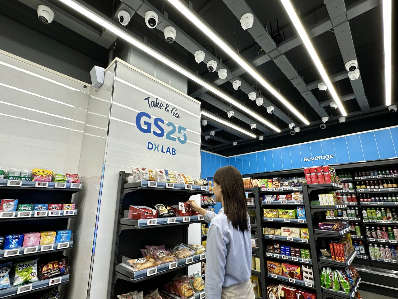 고객이 최첨단 리테일 테크가 총 망라된 GS25 DX LAB 가산스마트점에서 상품을 고르고 있다. [GS25 제공]