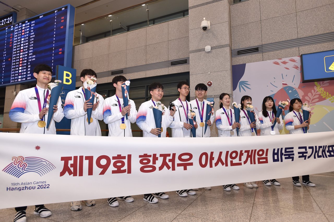 공항에서 단체 기념촬영을 한 한국 바둑대표팀.[한국기원 제공]