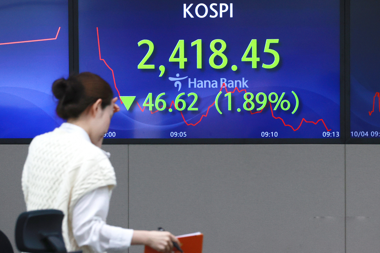 An electronic board showing the Korea Composite Stock Price Index at a dealing room of the Hana Bank headquarters in Seoul on Thursday. (Yonhap)