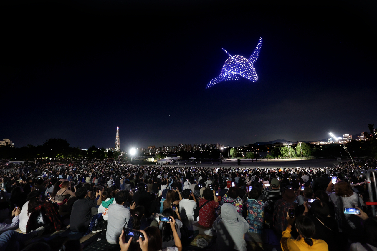 서울시는 10월 매주 금요일 뚝섬한강공원에서 ‘2023 한강 불빛 공연’(드론 라이트쇼)을 한다고 5일 밝혔다. [서울시 제공]