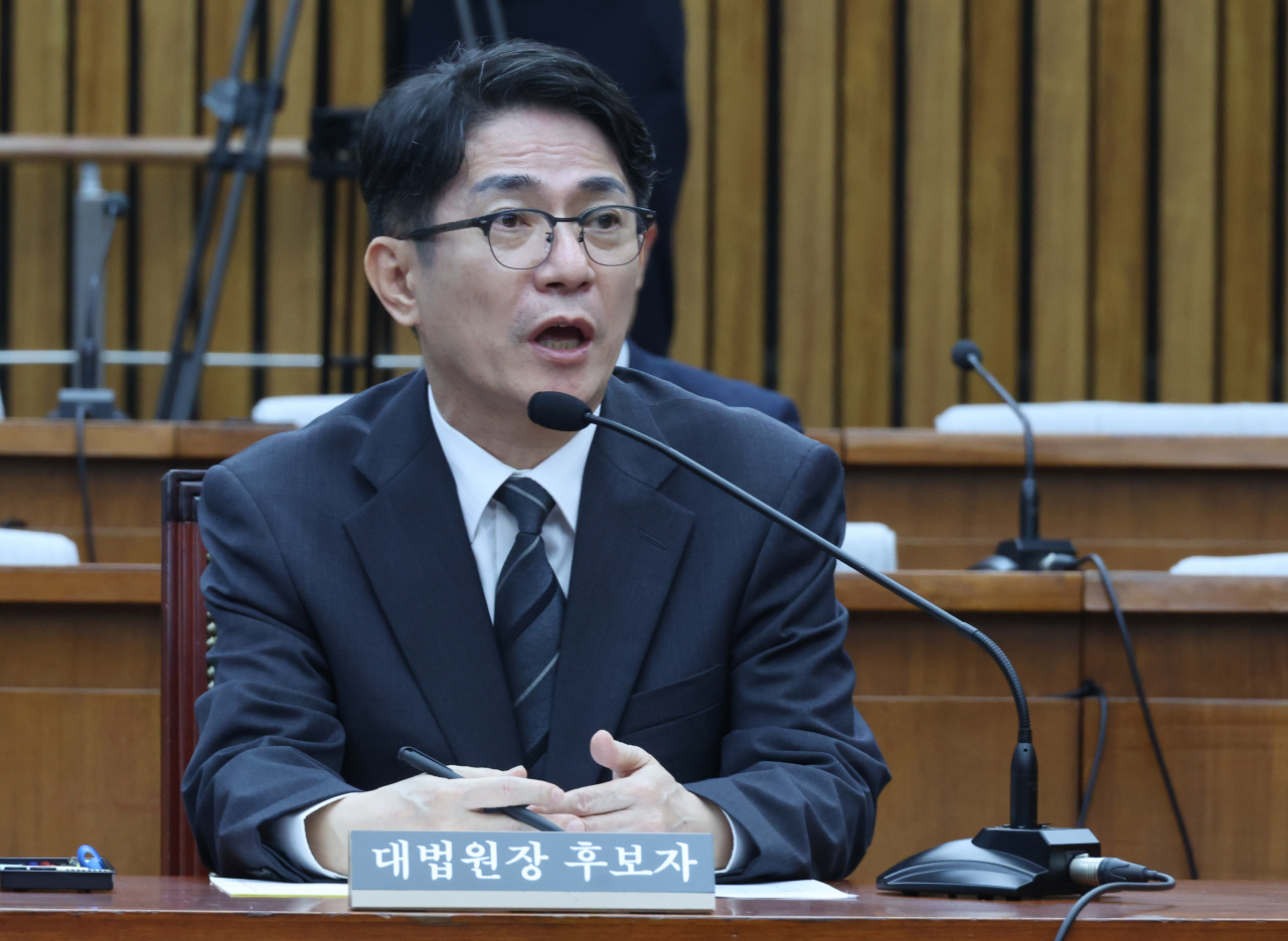 이균용 대법원장 후보자가 지난달 20일 국회에서 열린 인사청문회에서 의원의 질의에 답하고 있다. [연합]