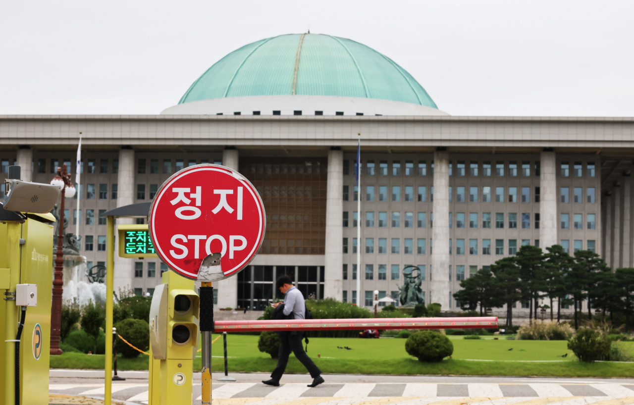 지난달 25일 국회의사당 앞 정지 표지판. 이날 예정됐던 이균용 대법원장 후보자 임명동의 표결을 위한 본회의는 더불어민주당 내홍으로 무산됐다. [연합]