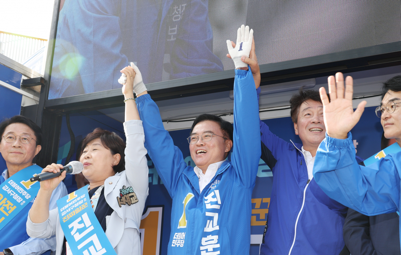 진교훈 더불어민주당 강서구청장 보궐선거 후보가 3일 서울 강서구 방화사거리에서 서영교 최고위원 등과 함께 선거 유세를 하고 있다. [연합]