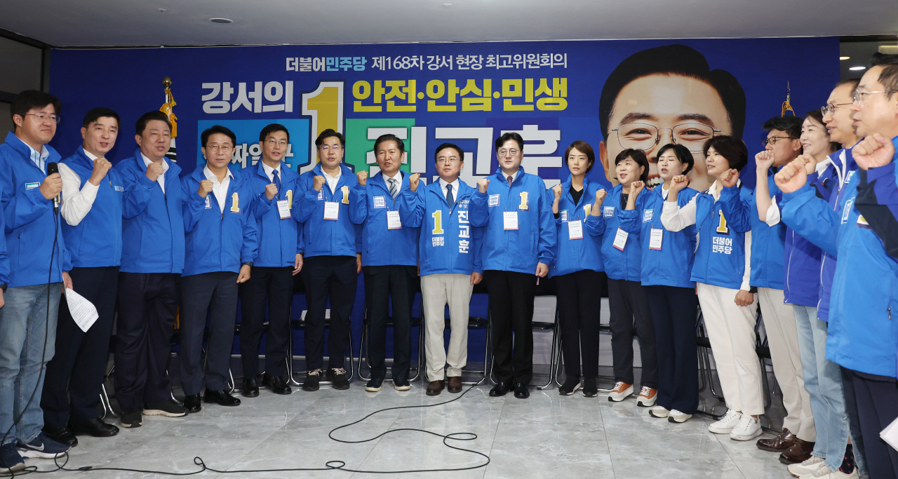 진교훈 더불어민주당 강서구청장 보궐선거 후보가 4일 강서구 후보 사무소에서 열린 현장 최고위원회의에 앞서 홍익표 원내대표 등과 함께 기념촬영을 하고 있다. [연합]