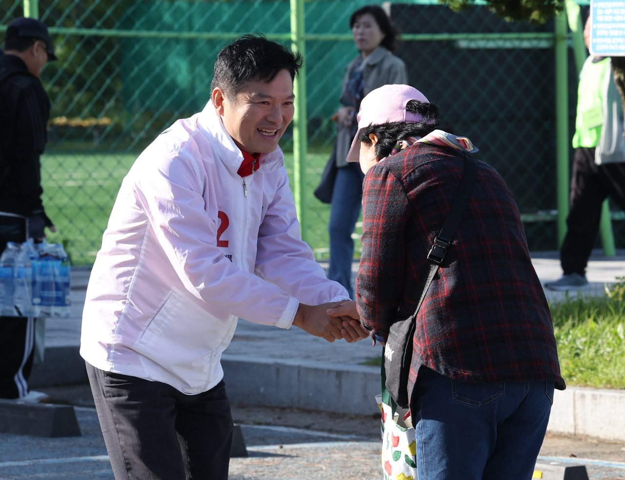 김태우 국민의힘 강서구청장 보궐선거 후보가 5일 오전 인천 계양구 강서개화축구장을 찾아 유권자들의 지지를 호소하고 있다. [연합]