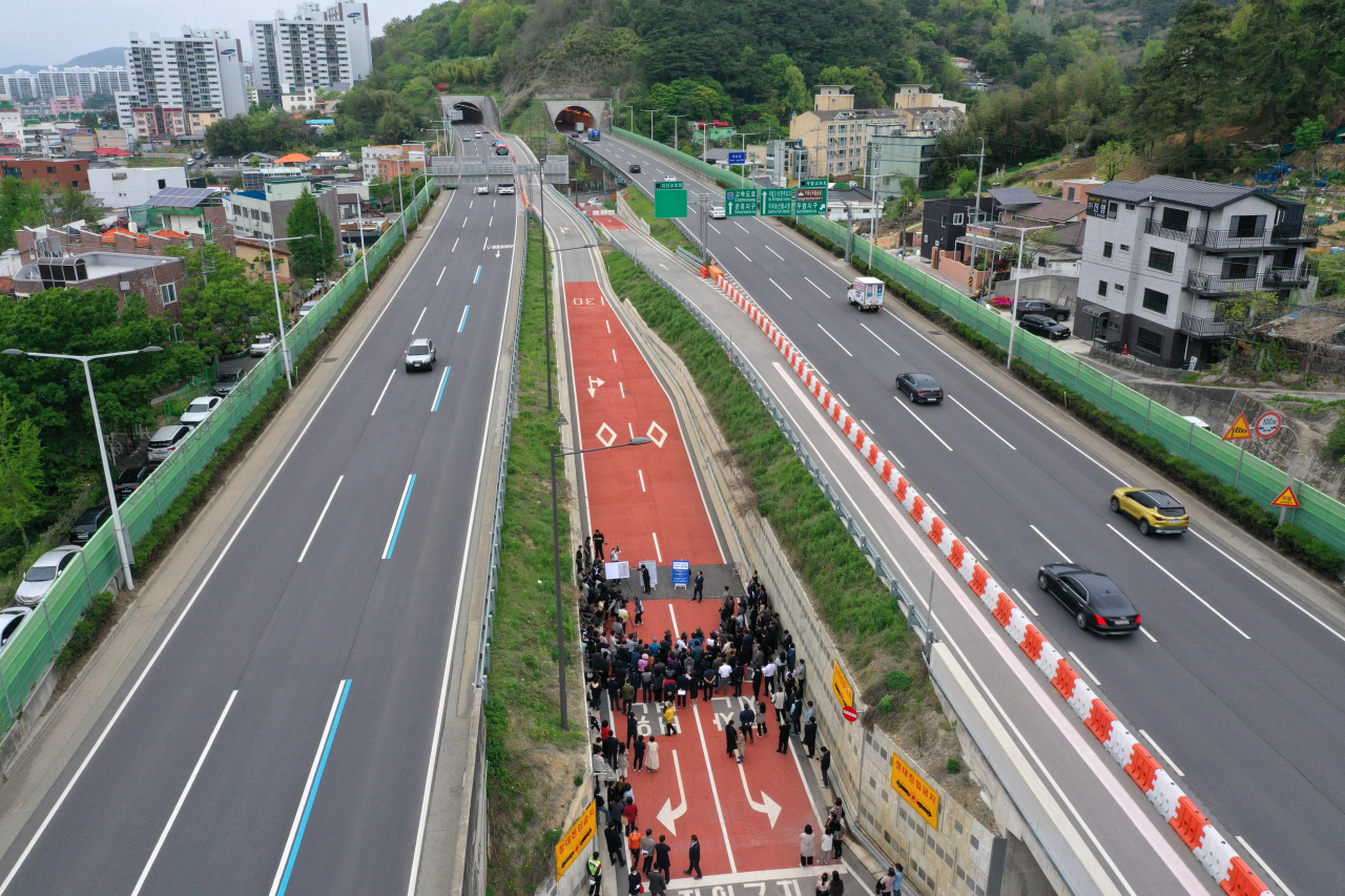 지산 IC는 광주시가 77억원을 들여 2021년에 준공하고도 왼쪽 진출 방식, 터널과 가까운 위치 등 안전성 우려로 개통하지 못했다. 연합뉴스
