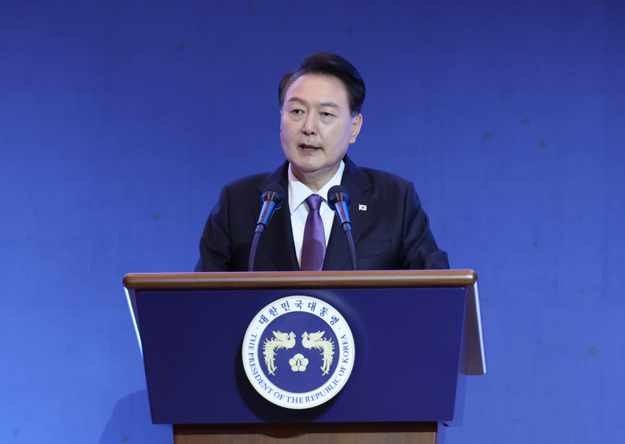 윤석열 대통령이 5일 서울 송파구 잠실 롯데호텔 월드에서 열린 2023 세계한인회장대회 및 제17회 세계한인의 날 기념식에서 축사하고 있다. [연합]
