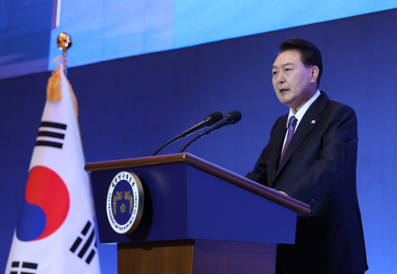 윤석열 대통령이 5일 서울 송파구 잠실 롯데호텔 월드에서 열린 2023 세계한인회장대회 및 제17회 세계한인의 날 기념식에서 축사하고 있다. [연합]