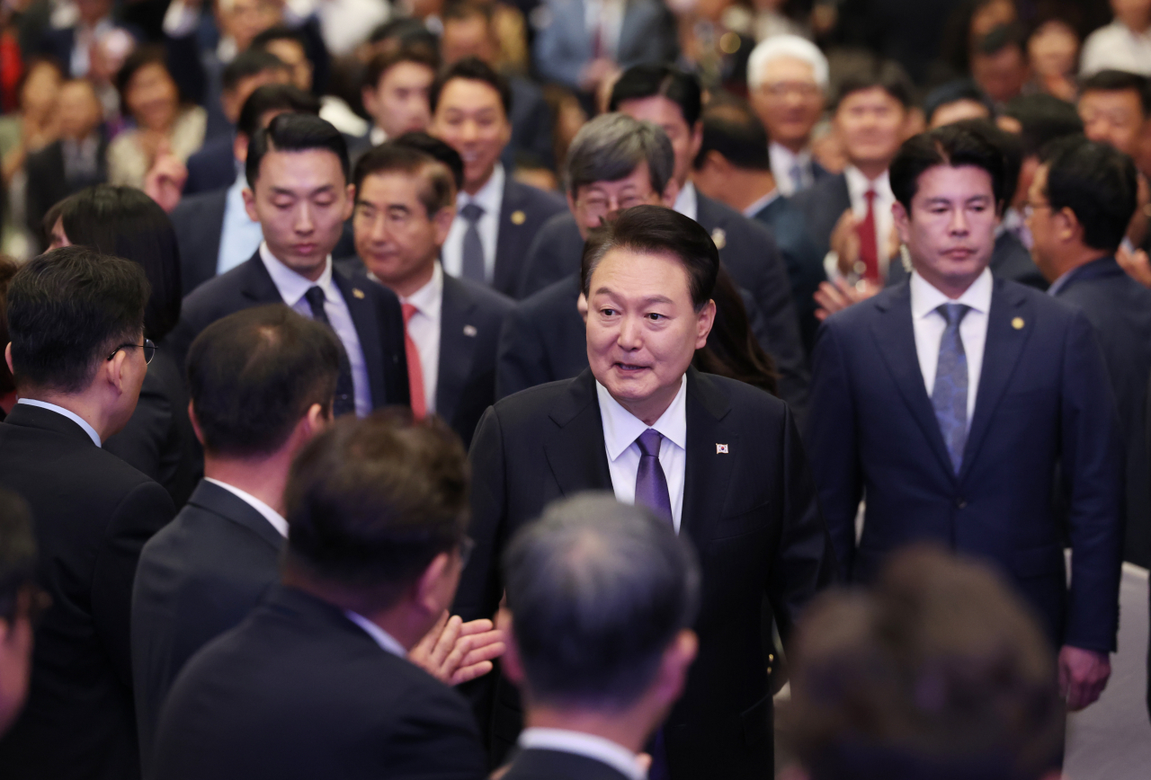 윤석열 대통령이 5일 서울 송파구 잠실 롯데호텔 월드에서 열린 2023 세계한인회장대회 및 제17회 세계한인의 날 기념식에 입장하고 있다. [연합]