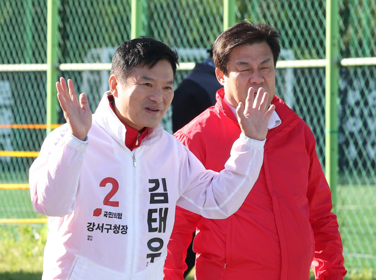 김태우 국민의힘 강서구청장 보궐선거 후보가 5일 오전 인천 계양구 강서개화축구장을 찾아 유권자들의 지지를 호소하고 있다. [연합]