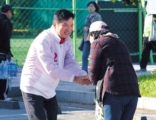 서울 강서구청장 보궐선거를 엿새 앞둔 5일 오전, 김태우 국민의힘 후보가 시민과 악수하고 있다. [연합]