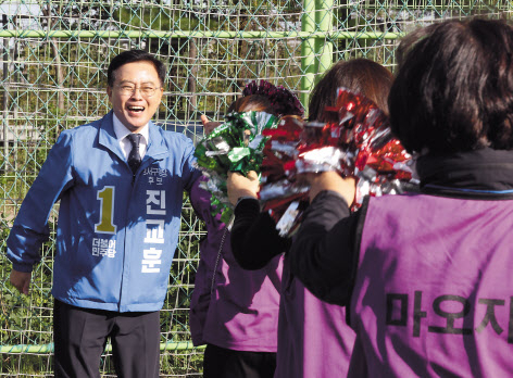 서울 강서구청장 보궐선거를 엿새 앞둔 5일 오전, 진교훈 더불어민주당 후보가 인천 계양구 강서개화축구장에서 열린 강서부동산연합협동조합 한마음 체육대회를 찾아 유세활동을 했다. [연합]