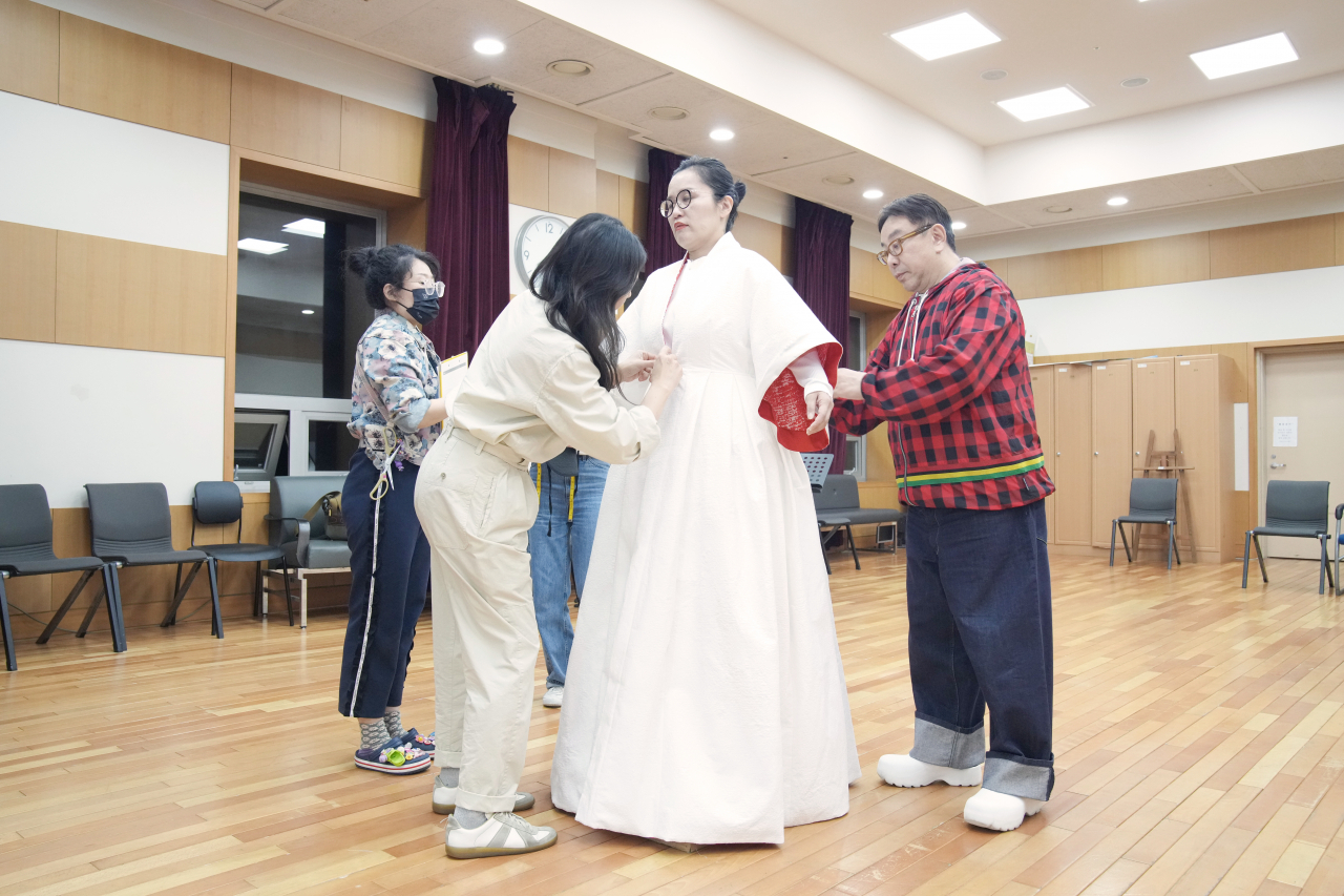 이탈리아 작곡가 푸치니(1858~1924)의 ‘나비부인’의 정구호 연출(사진 오른쪽). [성남문화재단 제공]