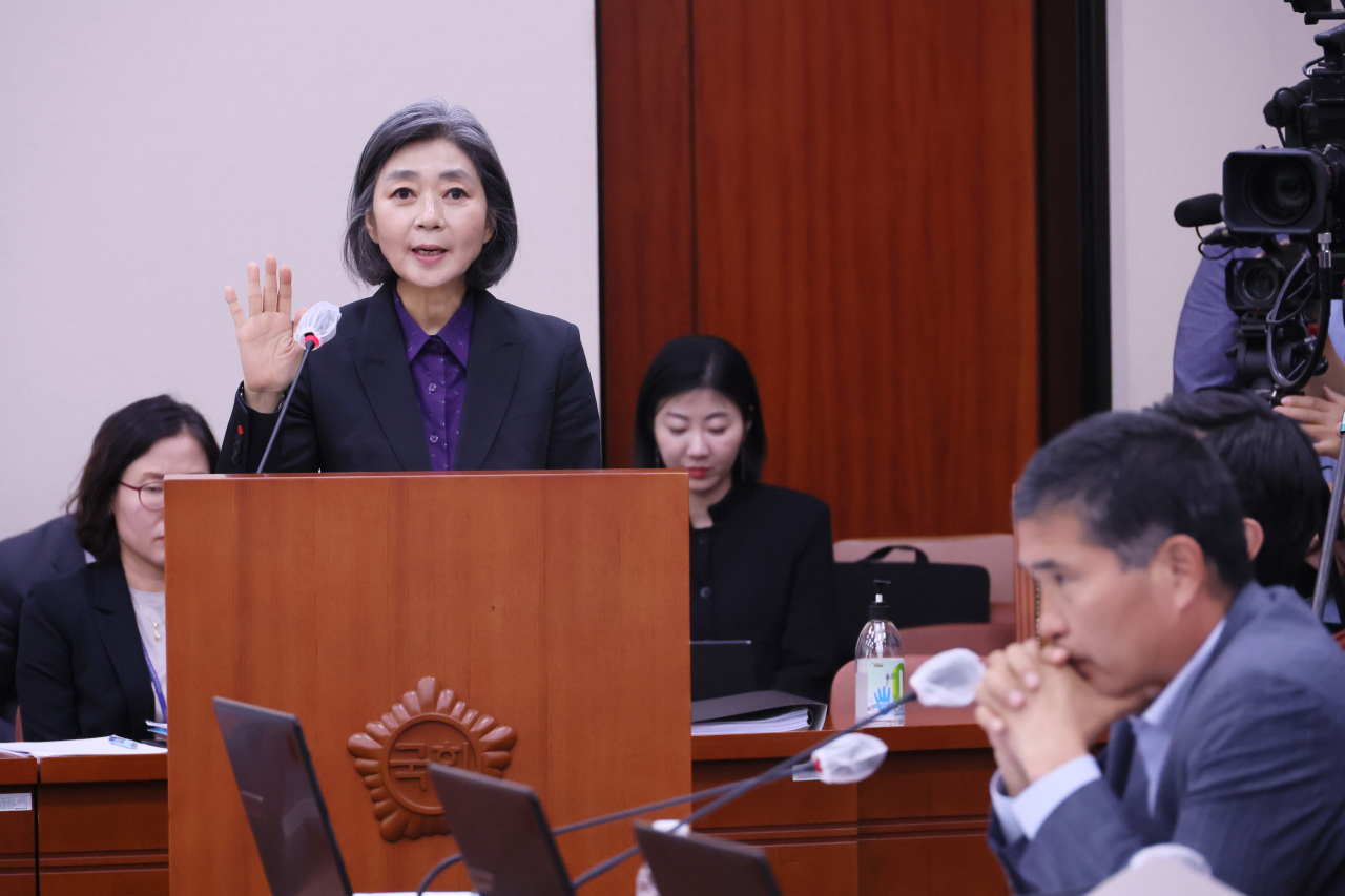 김행 여성가족부 장관 후보자가 5일 국회에서 열린 인사청문회에서 선서하고 있다. [연합]