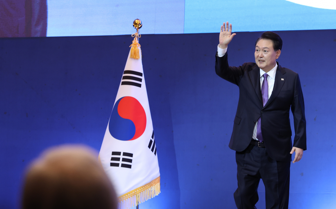 윤석열 대통령이 5일 서울 송파구 잠실 롯데호텔 월드에서 열린 2023 세계한인회장대회 및 제17회 세계한인의 날 기념식에서 축사를 마친 뒤 인사하고 있다. [연합]