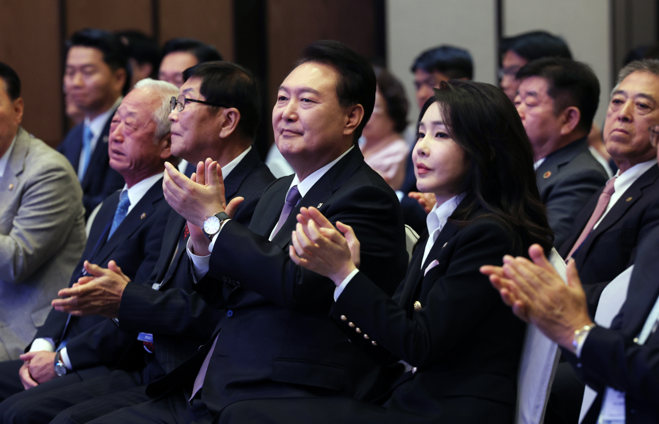 윤석열 대통령과 부인 김건희 여사가 5일 서울 송파구 잠실 롯데호텔 월드에서 열린 2023 세계한인회장대회 및 제17회 세계한인의 날 기념식에서 세계적인 베스트셀러 소설을 원작으로 한 드라마 '파친코'에 출연한(둘째 아들 모자수 역) 재일동포 3세(자이니치)이자 재미동포 박소희 배우의 글 낭독에 박수치고 있다. [연합]