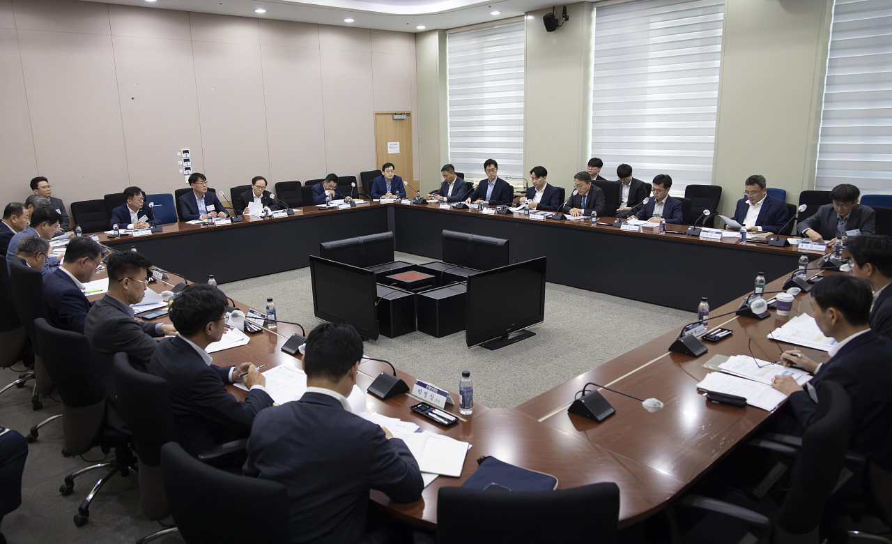 금융위원회와 금융감독원이 5일 오전 서울 종로구 정부서울청사에서 기재부·국토부·정책금융기관·금융권과 함께 주택공급 활성화 방안 금융분야 과제 추진계획 점검·소통회의를 열고 있다. [금융위원회 제공]
