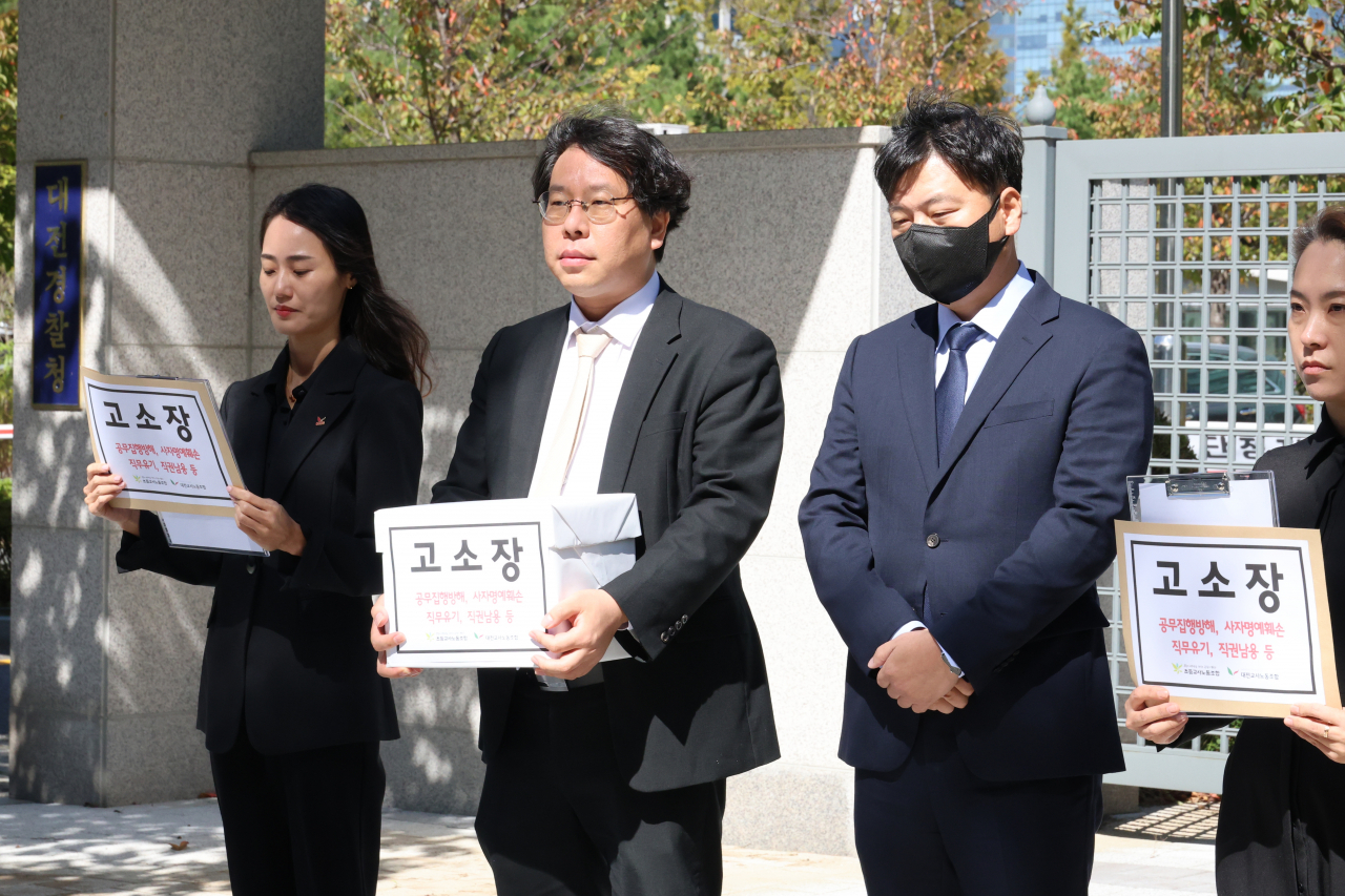 악성민원 등 피해를 호소하다 극단적 선택한 대전 교사의 유족이 5일 정오께 대전경찰청에 가해 학부모들과 당시 학교 관리자들을 고소하는 고소장을 접수했다. 사진은 고소장 접수 전 대전경찰청 앞에서 기자회견을 하는 교사노조와 유족, 변호사. [연합]