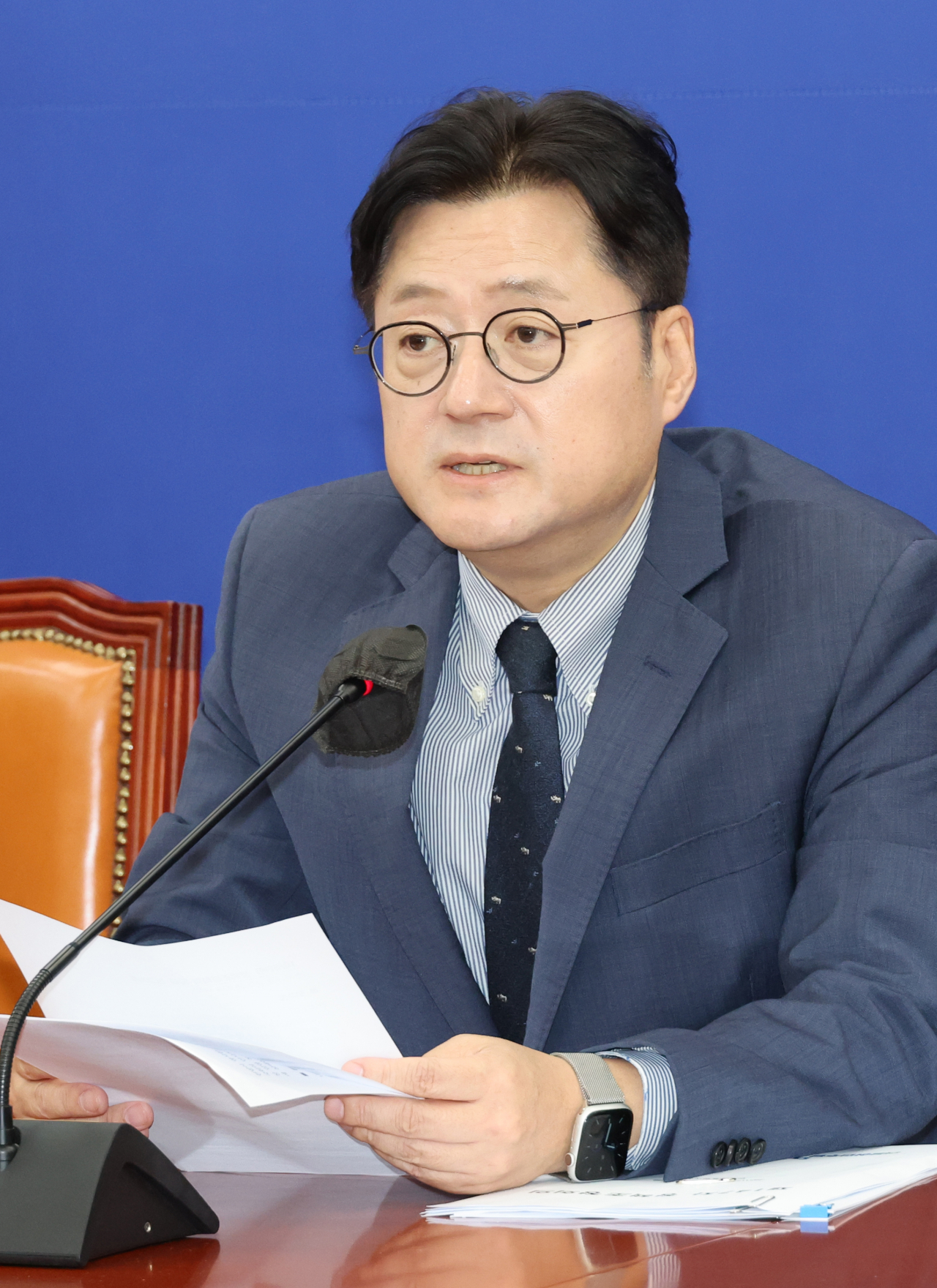 홍익표 더불어민주당 원내대표가 5일 국회 당 사무실에서 정책조정회의를 하고 있다. [연합]