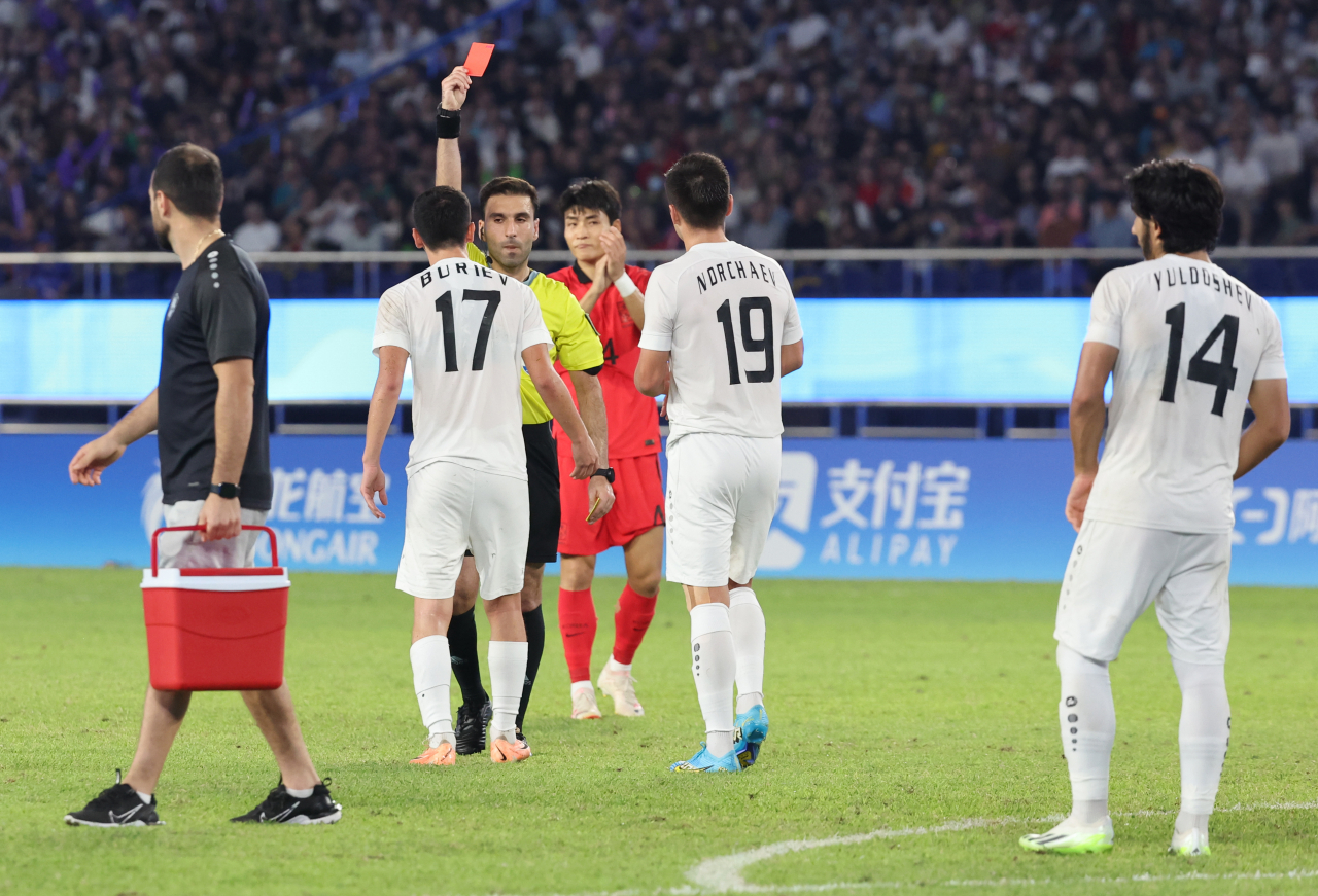 4일 중국 항저우 황룽 스포츠센터 스타디움에서 열린 2022 항저우 아시안게임 남자축구 4강전 대한민국과 우즈베키스탄의 경기. 우즈베키스탄 부리예프가 조영욱에게 거친 태클로 경고를 받은 뒤 경고누적으로 퇴장당하고 있다. [연합]