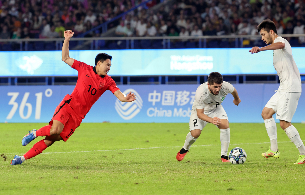 4일 중국 항저우 황룽 스포츠센터 스타디움에서 열린 2022 항저우 아시안게임 남자축구 4강전 대한민국과 우즈베키스탄의 경기. 대표팀 조영욱이 우즈베키스탄 수비에 걸려 넘어지고 있다. [연합]