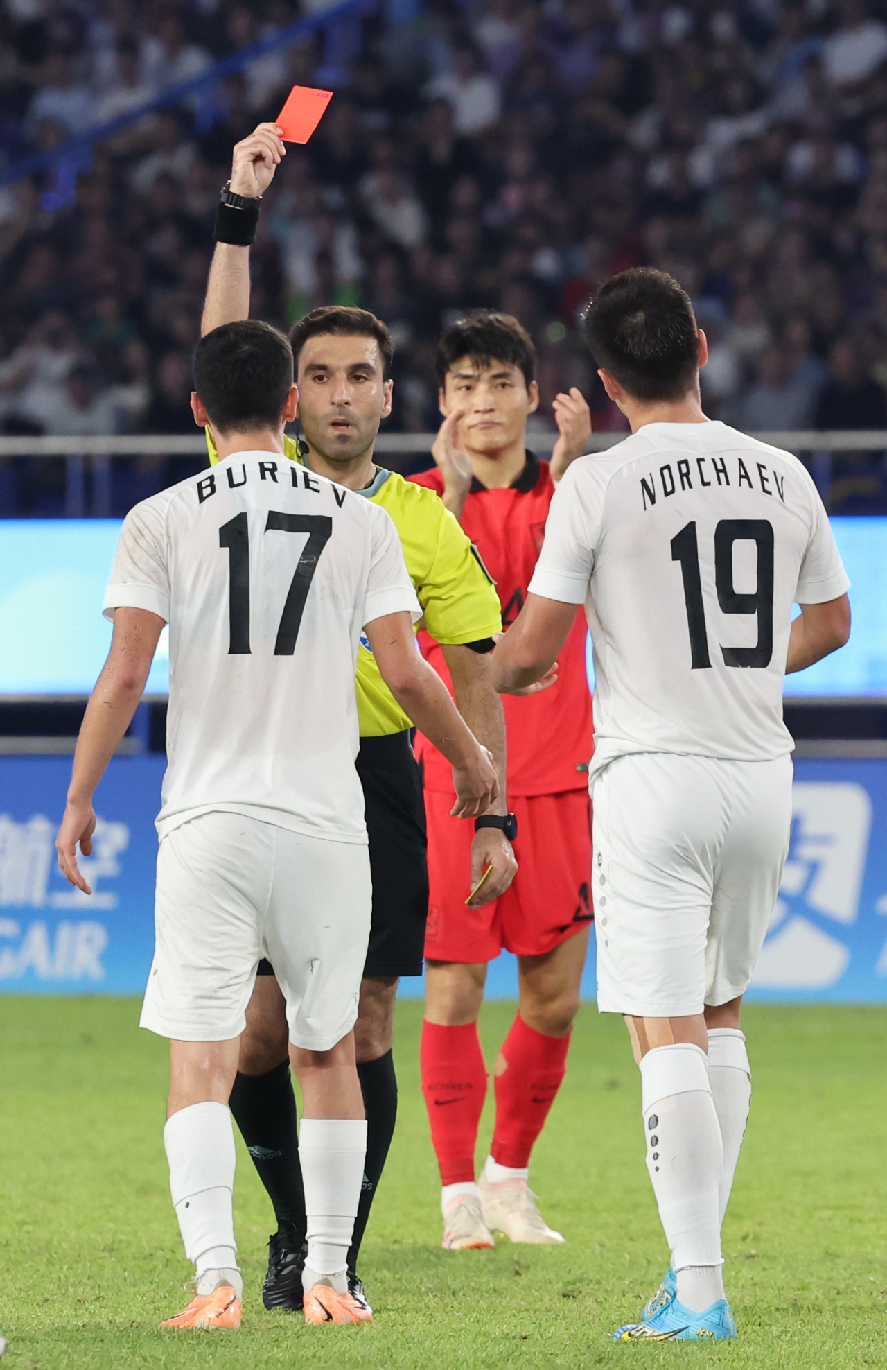 4일 중국 항저우 황룽 스포츠센터 스타디움에서 열린 2022 항저우 아시안게임 남자축구 4강전 대한민국과 우즈베키스탄의 경기. 우즈베키스탄 부리예프가 조영욱에게 거친 태클로 경고를 받은 뒤 경고누적으로 퇴장 당하고 있다. [연합]
