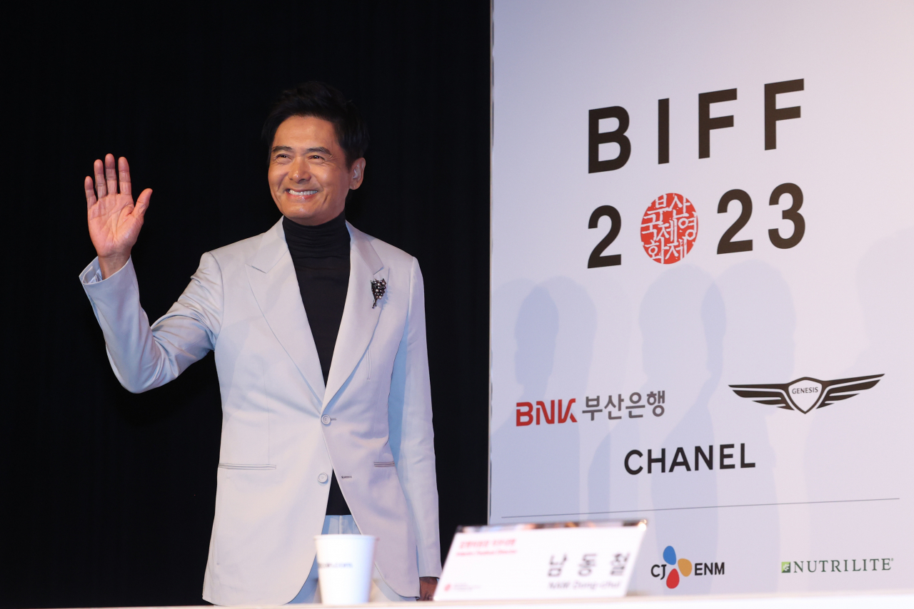 홍콩 배우 저우룬파(주윤발)이 5일 오후 부산 해운대구 KNN시어터에서 제28회 부산국제영화제 올해의 아시아영화인상 기자회견을 하고 있다. [연합]
