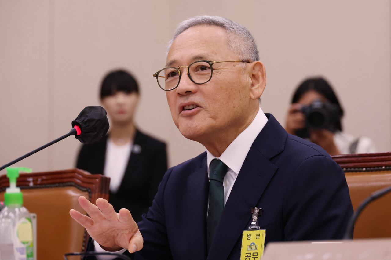 유인촌 문화체육관광부 장관 후보자가 5일 국회에서 열린 인사청문회에서 의원 질의에 답변하고 있다. [연합]
