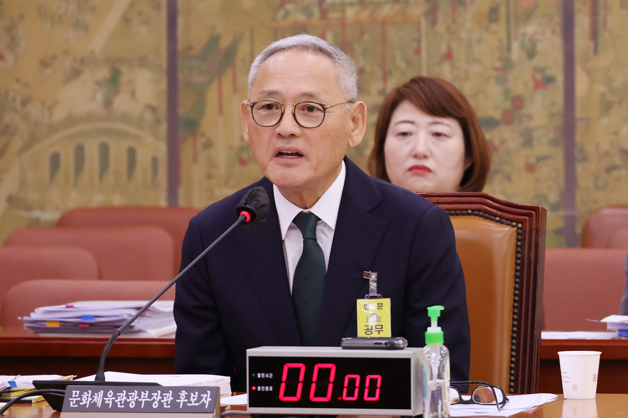 유인촌 문화체육관광부 장관 후보자가 5일 국회에서 열린 인사청문회에서 의원 질의에 답변하고 있다. [연합]