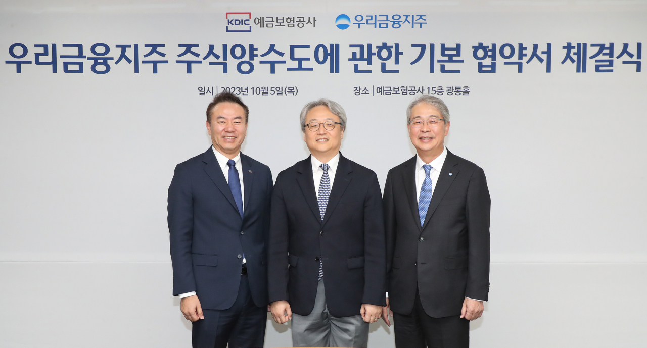 유재훈(왼쪽부터) 예금보험공사 사장, 이인무 공적자금관리위원회 민간위원장, 임종룡 우리금융지주 회장이 체결식 이후 기념촬영을 하고 있다.[우리금융 제공]