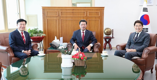사진 왼쪽부터 정기명 여수시장, 정인화 광양시장, 노관규 순천시장.