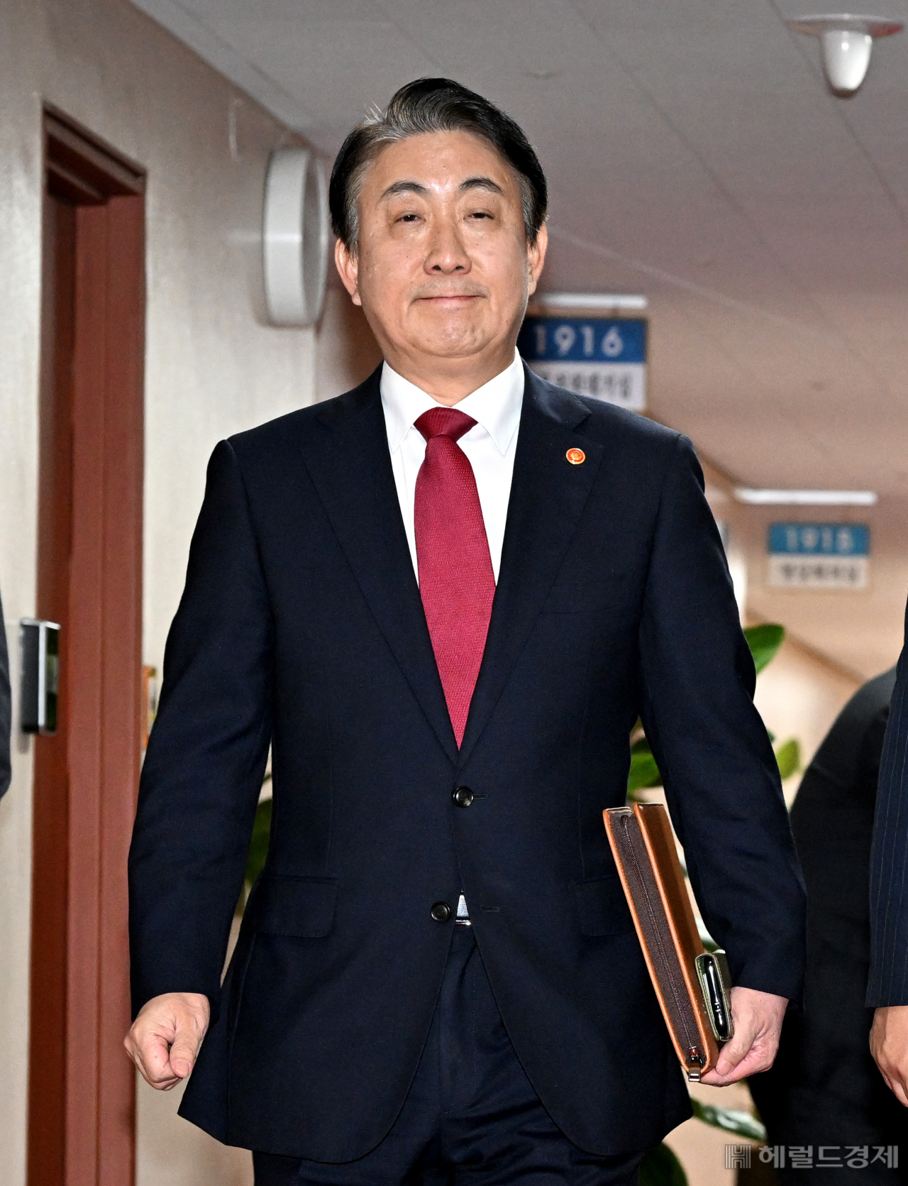 이동관 방송통신위원장이 4일 서울 종로구 정부서울청사에서 열린 국무회의에 참석하고 있다. 임세준 기자