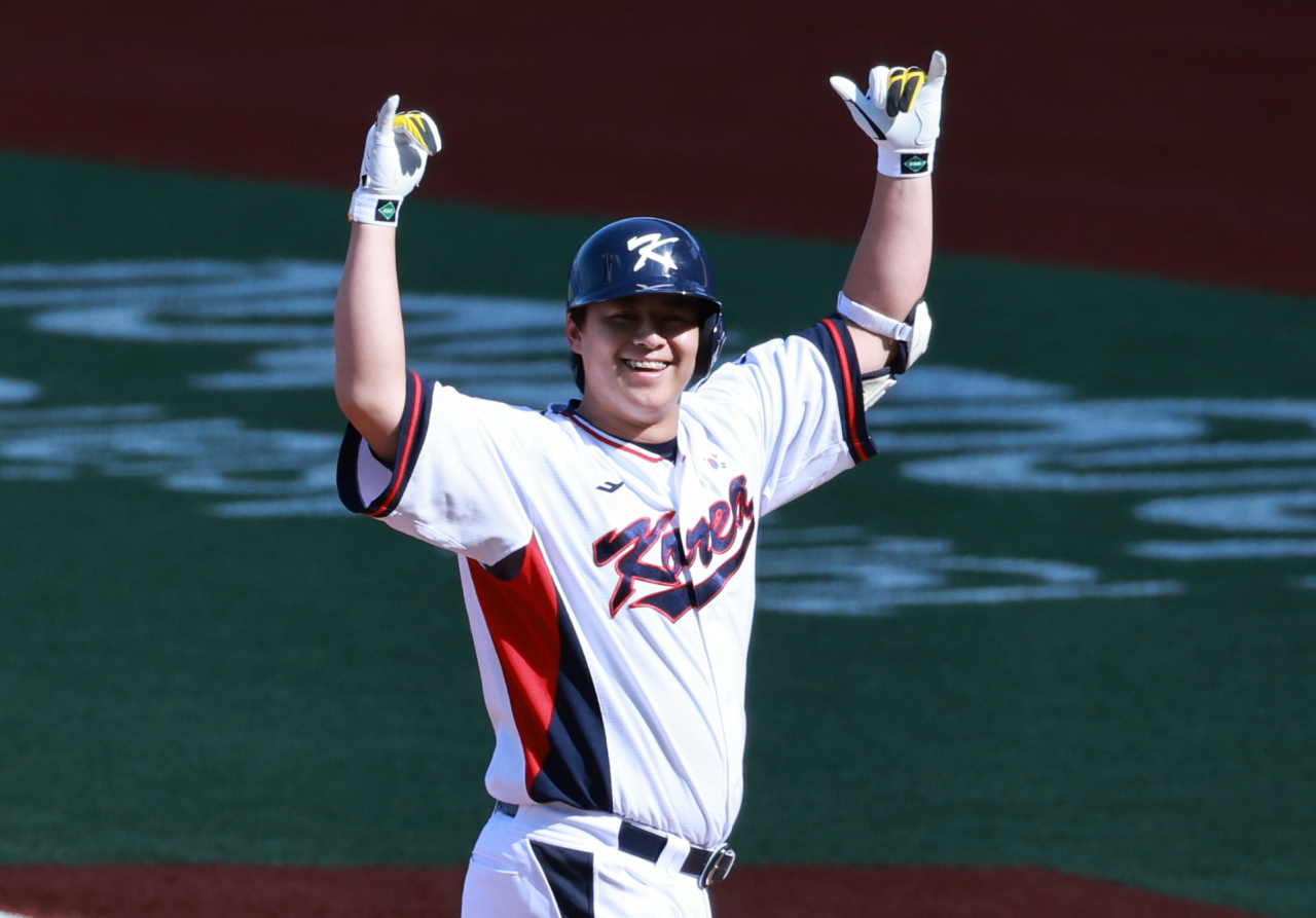 Roh Si-hwan of South Korea celebrates his RBI single against Japan during the teams' Super Round game in the Asian Games baseball tournament at Shaoxing Baseball and Softball Sports Centre in Shaoxing, China, on Thursday. (Yonhap)
