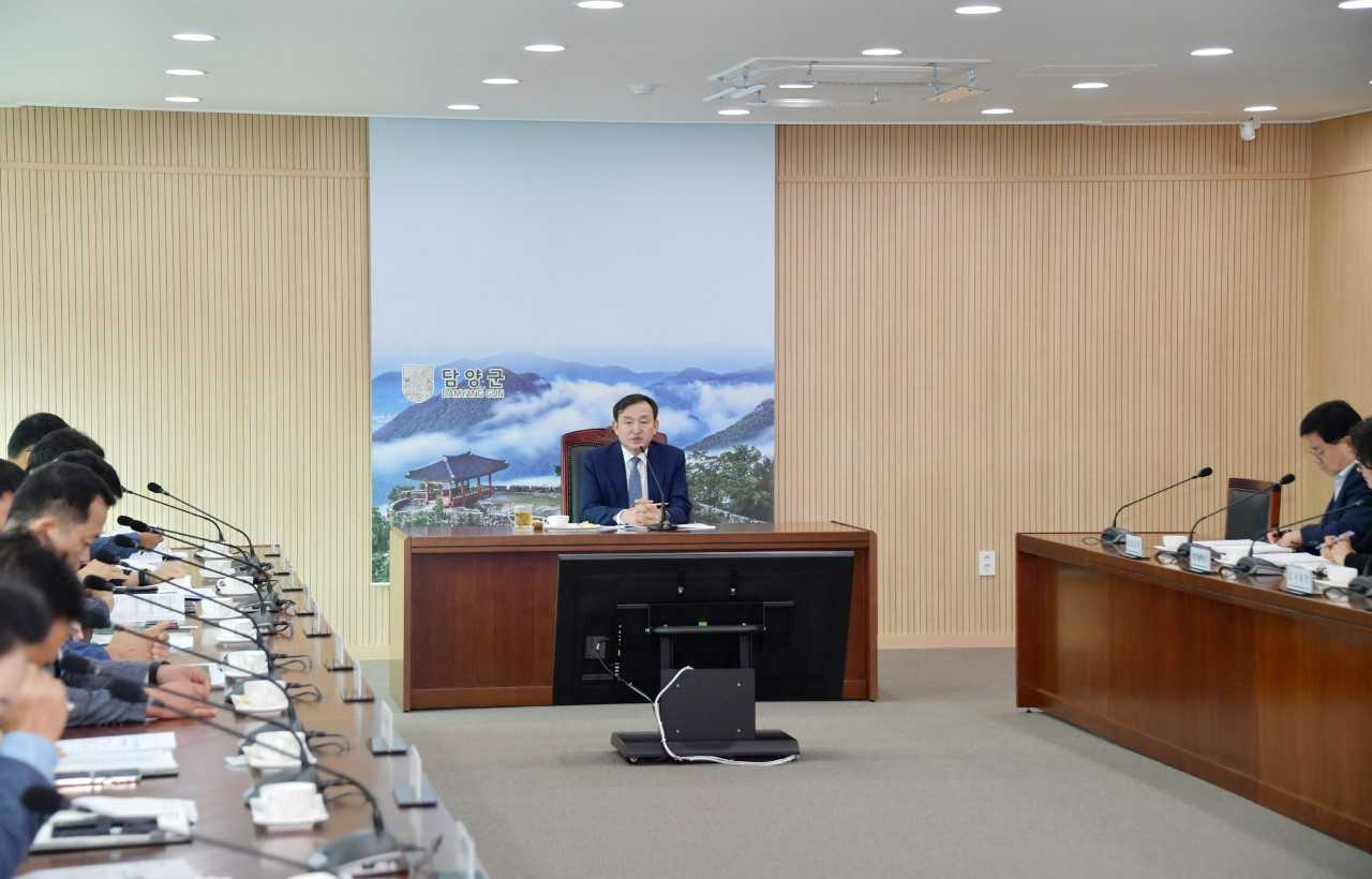 담양군은 지난 4일 군청 영상회의실에서 부군수와 간부공무원이 참여한 가운데 10월 정례 조회를 개최했다.
