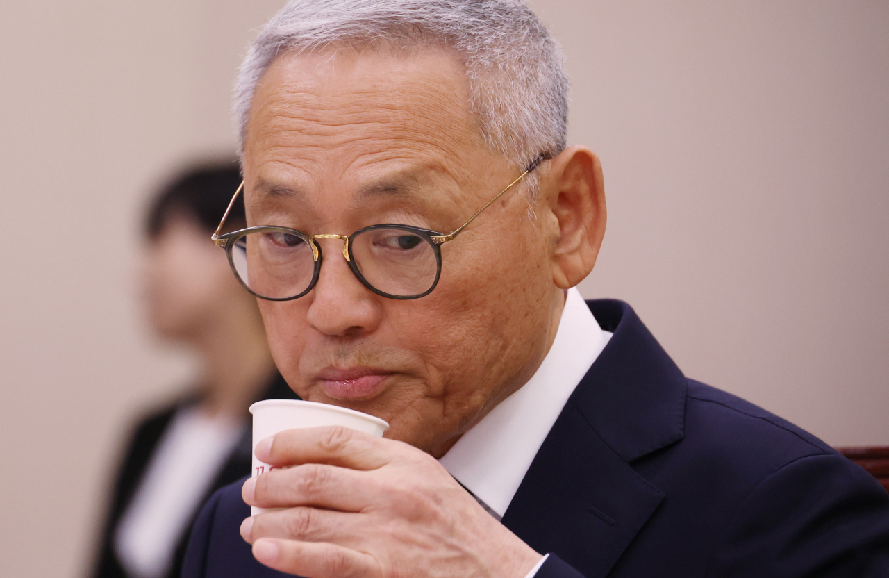 유인촌 문화체육관광부 장관 후보자가 5일 국회에서 열린 인사청문회에서 물을 마시고 있다. [연합]