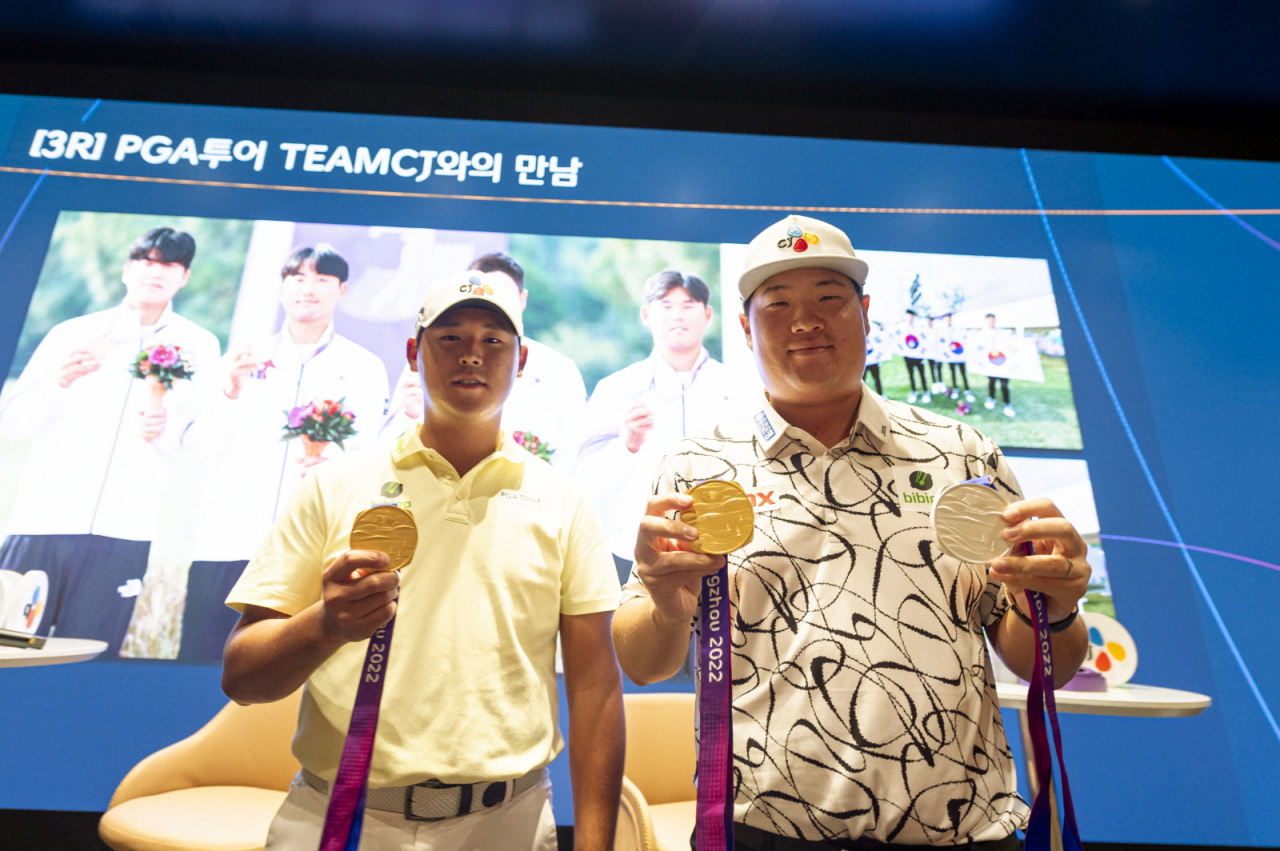 김시우(왼쪽)와 임성재가 항저우 아시안게임 금메달을 보여주고 있다. [CJ 제공]
